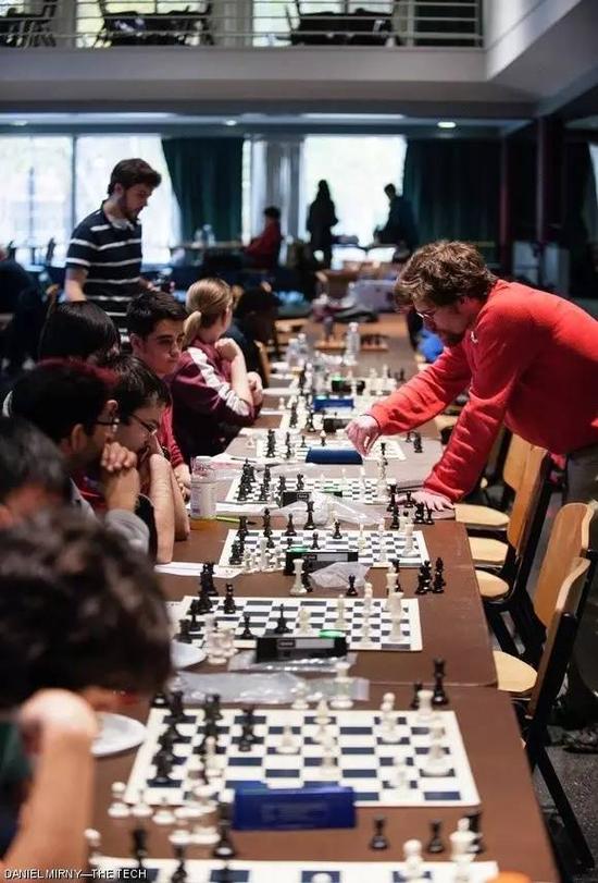 　　园里的车轮战（哈佛学子和麻省理工大学学子）Chess Master Marc Esserman competes in 10 games simultaneously during Sunday&#39;s MIT-Harvard Chess Tournament hosted by the MIT Chess Club.