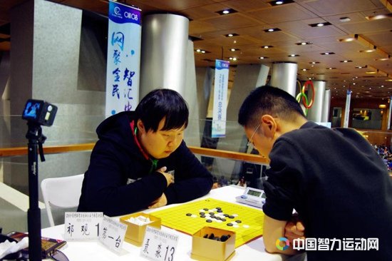 五子棋世界冠军祁观对弈中